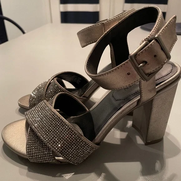 KWOB Kenneth Cole REACTION Crash 3.5 in. jeweled X-band toe strap dress sandal - Picture 4 of 7